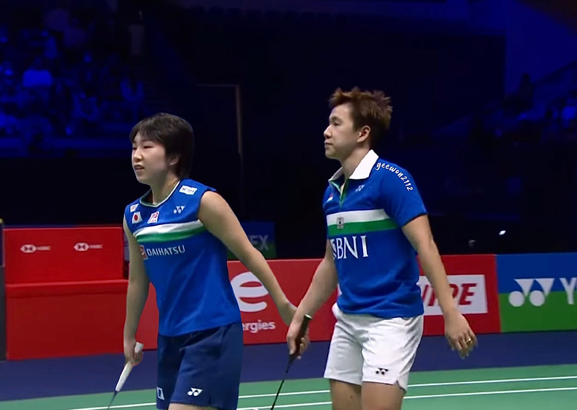 一方是坚守 一方是坚守